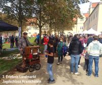 Der Frankfurter Drehorgelmann Markus Schüller auf einem Weg vor dem Jagdschloss Kranichstein in Darmstadt mit flanierenden Besuc